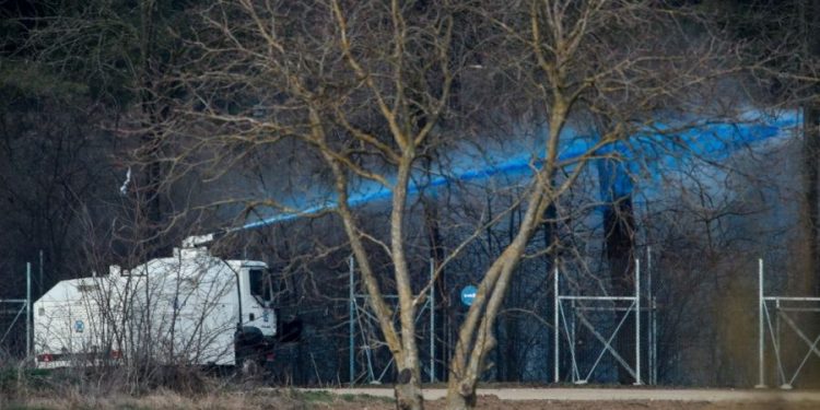 Έβρος: Ο Αίαντας ρίχνει μπλε μπογιά για να εντοπίζονται ευκολότερα όσοι περνούν σε ελληνικό έδαφος