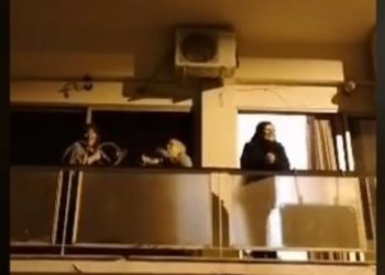 Κορονοϊός: Γιαγιάδες στην Κυψέλη τραγουδούν «ο χάρος βγήκε παγανιά»[video]