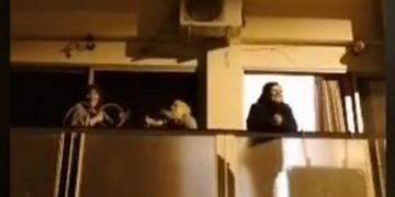 Κορονοϊός: Γιαγιάδες στην Κυψέλη τραγουδούν «ο χάρος βγήκε παγανιά»[video]