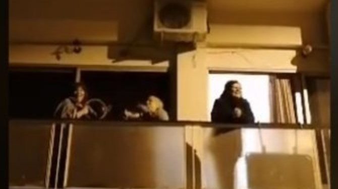 Κορονοϊός: Γιαγιάδες στην Κυψέλη τραγουδούν «ο χάρος βγήκε παγανιά»[video]
