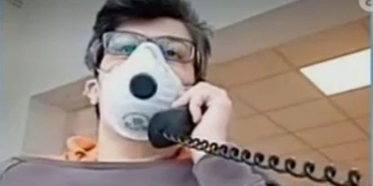 «Πρέπει να διαλέγεις αν θα σωθεί η κόρη ή ο πατέρας σου» – Ανατριχιάζει Ελληνίδα γιατρός με την δραματική περιγραφή της (Video)