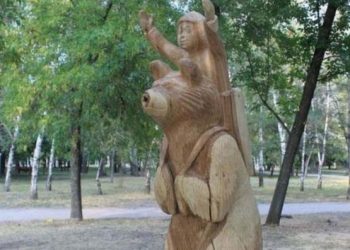 Τραγωδία σε παιδική χαρά: Ξύλινο άγαλμα καταπλάκωσε 10χρονο κοριτσάκι (pics)