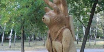 Τραγωδία σε παιδική χαρά: Ξύλινο άγαλμα καταπλάκωσε 10χρονο κοριτσάκι (pics)