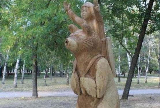 Τραγωδία σε παιδική χαρά: Ξύλινο άγαλμα καταπλάκωσε 10χρονο κοριτσάκι (pics)