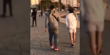 Alldaynews.gr Θεσσαλονίκη: Βγήκαν βόλτα στην παραλία με τα… ιγκουάνα τους (βίντεο)!