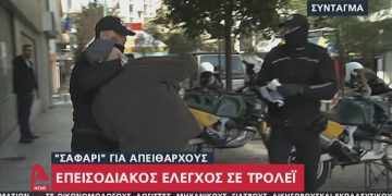 Alldaynews.gr ΕΠΕΣΑΝ ΣΦΑΛΙΑΡΕΣ: Ανυπάκουοι παππούδες σουλατσάρουν χωρίς τα έγγραφα. Απίστευτο βίντεο με κεφαλοκλείδωμα από τη Δημοτική Αστυνομία