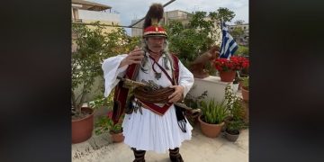 «Δεν το κουνάμε ρούπι να μην μας βρει κακό βόλι»: Το μήνυμα του… Κολοκοτρώνη για τον κορωνοϊό