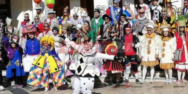 Alldaynews.gr Κορωνοϊός: Στους 8.000 ανήλθαν οι καρναβαλιστές που παρήλασαν στην Πάτρα – Δείτε βίντεο