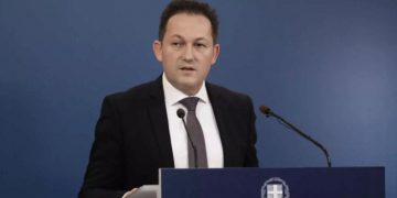 ΕΚΤΑΚΤΟ: Άδεια για τους γονείς με πλήρεις αποδοχές ανακοίνωσε ο Στέλιος Πέτσας