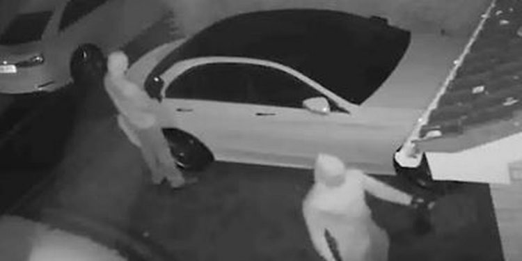 Alldaynews.gr Οδηγοί προσοχή: Δείτε πως παραβιάζουν αυτοκίνητα με σύστημα keyless (Video)