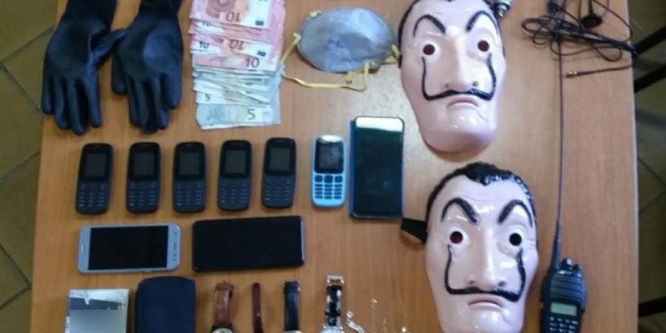 Alldaynews.gr Αγρίνιο: Εντυπωσιακή σύλληψη ληστών – Έκαναν κλοπές με μάσκες Casa de Papel (pic)