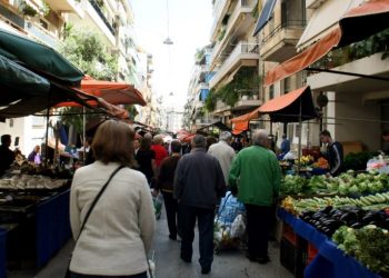 Νεαρός στη λαϊκή τα “Χώνει” στα γερόντια: «Ρε μ@.@κες – Θα πεθάνετε ρε πάτε καλα;»[video]