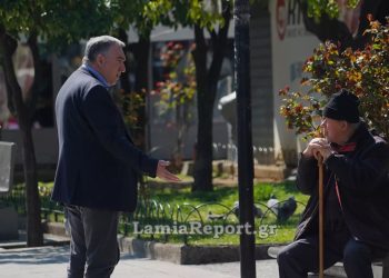 Απίστευτες σκηνές! Ο Δήμαρχος βγήκε να μαζέψει ηλικιωμένους που… λιάζονταν στην πλατεία (pics, video)