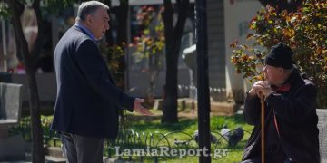 Alldaynews.gr Απίστευτες σκηνές! Ο Δήμαρχος βγήκε να μαζέψει ηλικιωμένους που… λιάζονταν στην πλατεία (pics, video)