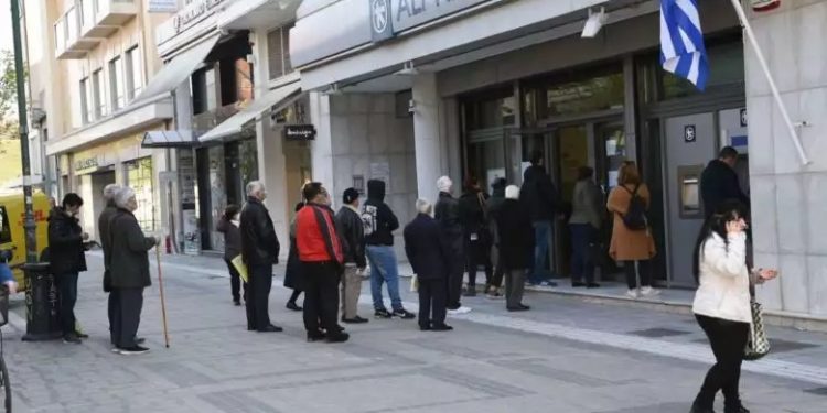Λάρισα: Ατελείωτες ουρές έξω από τράπεζες! Αναμονή μπροστά από τα ΑΤΜ (Pics)