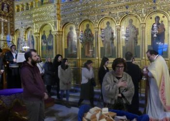 Κορονοϊός: «Λαοθάλασσα» για τη Θεία Κοινωνία στη Λάρισα