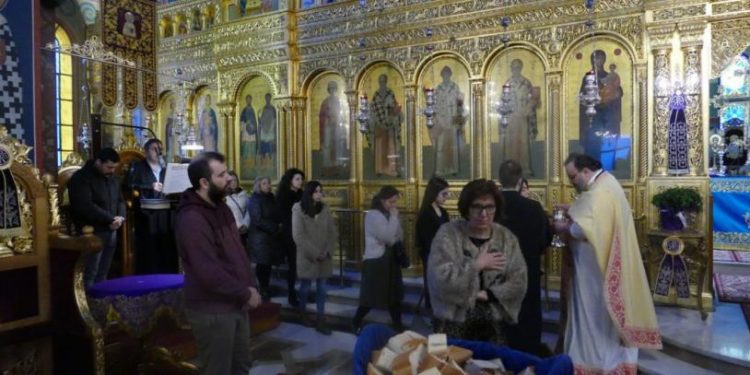 Alldaynews.gr Κορονοϊός: «Λαοθάλασσα» για τη Θεία Κοινωνία στη Λάρισα