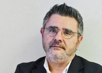Σε σοκ ο Μανώλης Κυπραίος. Κάρφωσαν με μαχαίρι φωτογραφία του στο σπίτι του