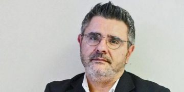 Σε σοκ ο Μανώλης Κυπραίος. Κάρφωσαν με μαχαίρι φωτογραφία του στο σπίτι του