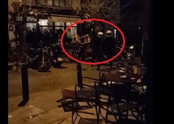 Αστυνομικοί της ομάδας ΔΕΛΤΑ σπάνε τζάμι καταστήματος και πετούν καρέκλες! (Videos)