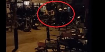 Alldaynews.gr Αστυνομικοί της ομάδας ΔΕΛΤΑ σπάνε τζάμι καταστήματος και πετούν καρέκλες! (Videos)