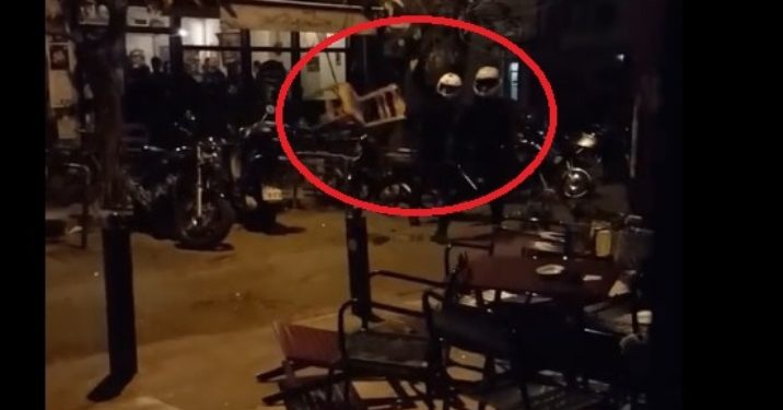 Alldaynews.gr Αστυνομικοί της ομάδας ΔΕΛΤΑ σπάνε τζάμι καταστήματος και πετούν καρέκλες! (Videos)