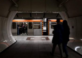 «Εισβολή» κουκουλοφόρων στο μετρό της Ακρόπολης – Βανδαλισμοί σε αγάλματα