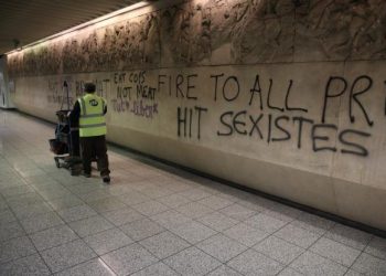 Γέμισαν με συνθήματα σταθμό και αγάλματα – Έκαναν όμως ένα λάθος που τους οδήγησε στα χέρια της ΕΛΑΣ (pics)