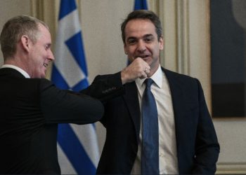 Κορονοϊός: Ο Μητσοτάκης σταμάτησε τις χειραψίες[photos]