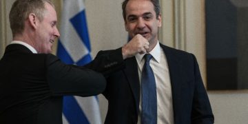 Κορονοϊός: Ο Μητσοτάκης σταμάτησε τις χειραψίες[photos]