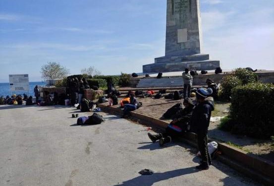 Alldaynews.gr Μυτιλήνη: «Να μη γ@@ιόσν@ σα τη σκύλα να μην ήσουνα γκαστρωμένη μωρή» – Εικόνες ντροπής στο λιμάνι της Θέρμης (Video)