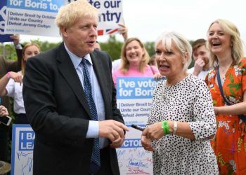 Κορονοϊός: Νόσησε η Βρετανίδα υφυπουργός Υγείας! Είχε συναντηθεί με τον Τζόνσον και… εκατοντάδες άλλους