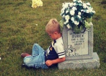 Αυτό το 9χρονο παιδάκι πάει στον τάφο του δίδυμου αδερφού – Η τραγική ειρωνεία που κρύβεται από πίσω θα σας συγκινήσει