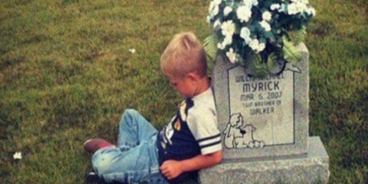 Alldaynews.gr Αυτό το 9χρονο παιδάκι πάει στον τάφο του δίδυμου αδερφού – Η τραγική ειρωνεία που κρύβεται από πίσω θα σας συγκινήσει