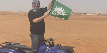 Τρίκαλα: Μόνο ΠΑΣΟΚ! Ταξίδεψε στο Ντουμπάι και όλοι ρωτούσαν για τη σημαία που είχε πάντα μαζί (Φωτό)