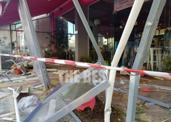 Αυτοκίνητο κατέληξε μέσα σε παιδότοπο μετά από τρελή πορεία! Νεαρός ο οδηγός (pics)