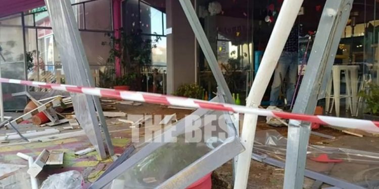 Alldaynews.gr Αυτοκίνητο κατέληξε μέσα σε παιδότοπο μετά από τρελή πορεία! Νεαρός ο οδηγός (pics)