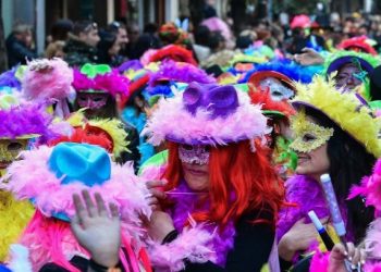 Πάτρα-Καρναβάλι: Σε λίγο ξεκινάει η παρέλαση με χιλιάδες καρναβαλιστές-Tο μήνυμα που δέχονται στα κινητά τους