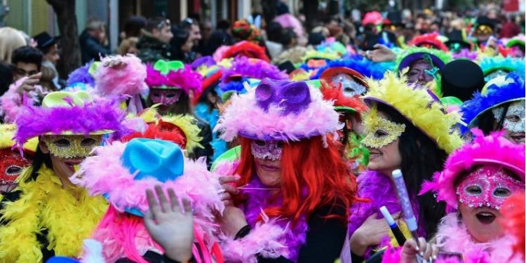 Πάτρα-Καρναβάλι: Σε λίγο ξεκινάει η παρέλαση με χιλιάδες καρναβαλιστές-Tο μήνυμα που δέχονται στα κινητά τους