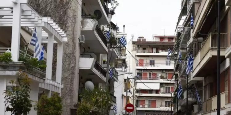 Alldaynews.gr 25η Μαρτίου: Κάθε σπίτι και μια ελληνική σημαία στη Λάρισα! Έτσι τιμούν την εθνική μας επέτειο (pics)