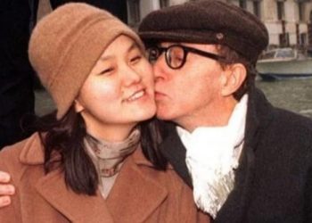 Γούντι Αλεν για τη σχέση του με τη θετή κόρη της συντρόφου του: «Δεν μπορούσαμε να πάρουμε ο ένας τα χέρια μας από τον άλλον»