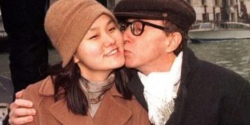 Alldaynews.gr Γούντι Αλεν για τη σχέση του με τη θετή κόρη της συντρόφου του: «Δεν μπορούσαμε να πάρουμε ο ένας τα χέρια μας από τον άλλον»