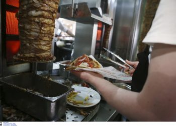 Έστειλε SMS για σωματική άσκηση και βρέθηκε να τρώει σουβλάκια