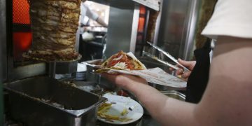 Έστειλε SMS για σωματική άσκηση και βρέθηκε να τρώει σουβλάκια