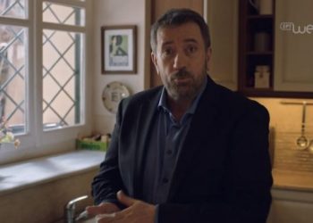 Πόσα πήρε; Ο Σπύρος Παπαδόπουλος ξεκαθαρίζει για την αμοιβή του για το σποτάκι του “Μένουμε Σπίτι”