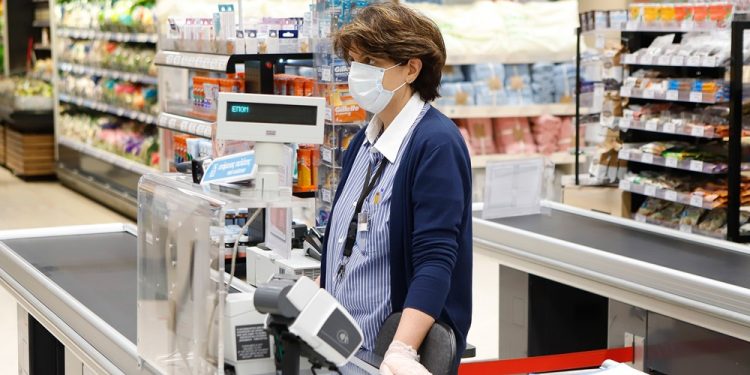 Alldaynews.gr Η υπάλληλος super market από την Λάρισα μας δίνει τους κανόνες του “σωστού” πελάτη στην εποχή του κορωνοϊού