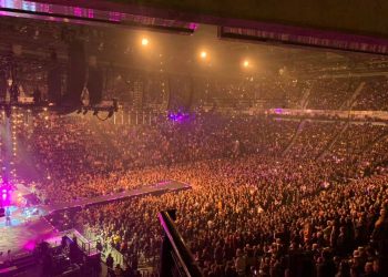 Κορονοϊός: Στη Βρετανία όχι απλώς δεν παίρνουν μέτρα, αλλά γεμίζουν στάδια χιλιάδων για συναυλίες! (Videos)