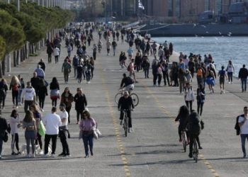 Κορωνοϊός: Ποια… καραντίνα; Γεμάτη η παραλιακή της Θεσσαλονίκης – Έξαλλος ο Δήμαρχος (Video)