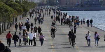 Κορωνοϊός: Ποια… καραντίνα; Γεμάτη η παραλιακή της Θεσσαλονίκης – Έξαλλος ο Δήμαρχος (Video)