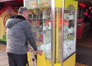 Έστησαν παιχνίδι arcade με δαγκάνα αντικαθιστώντας τα κουκλάκια με χαρτιά υγείας (pics, vid)